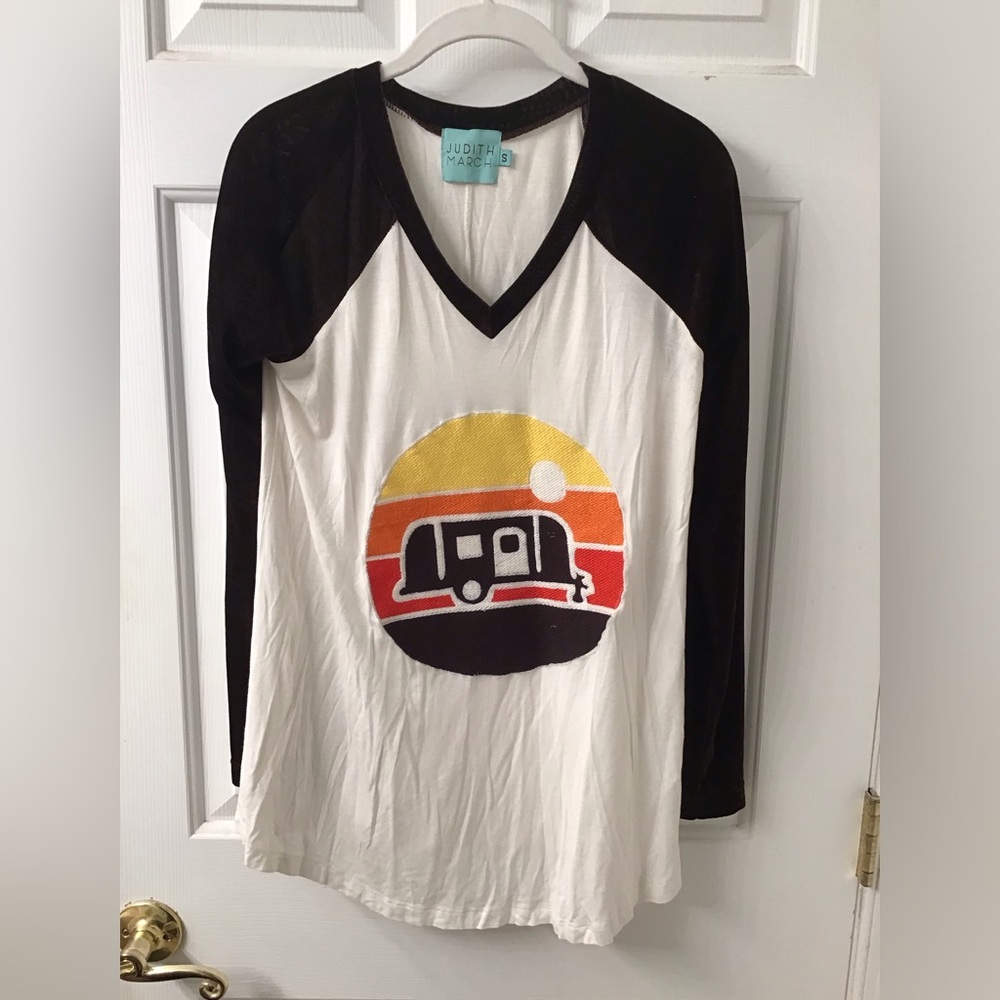 JUDITH MARCH SZ S CAMPER GRAPHIC BASEBALL STYLE SHIRT VELOUR SLEEVES GUC TOP